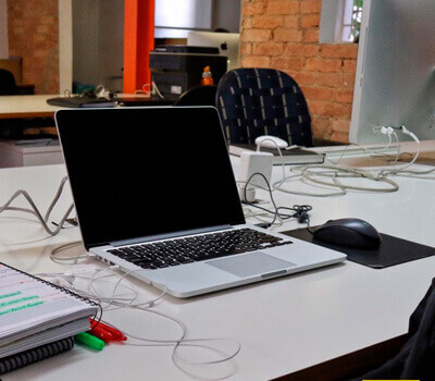 Estação de trabalho com notebook e caderno