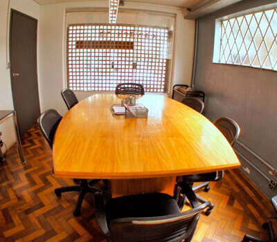 Sala para equipes com mesa oval e cadeiras